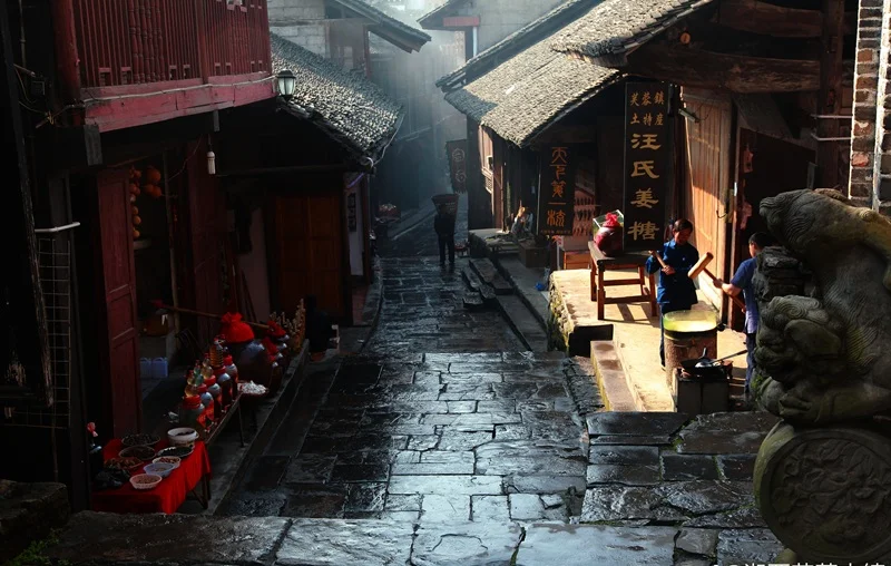Scenic road and travel logistics through Hunan mountains
